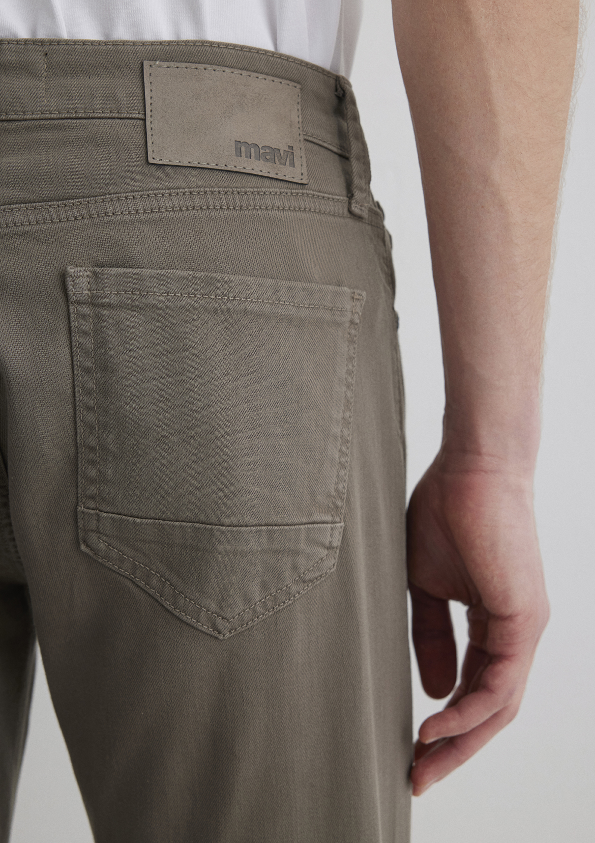 Mavi Marcus Puslu Zeytin Yeşili Comfort Gabardin Pantolon görsel 7