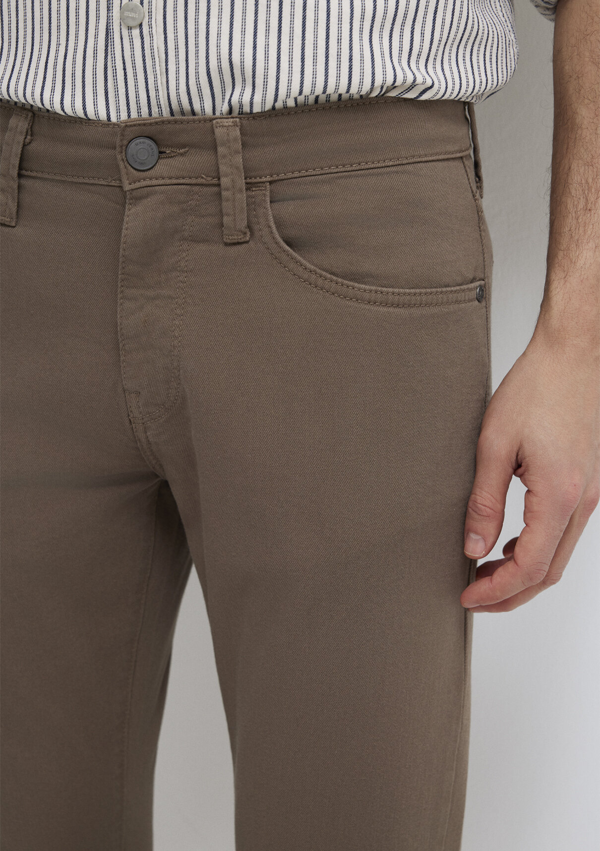 Mavi Jake Koyu Kahverengi Gabardin Pantolon görsel 6