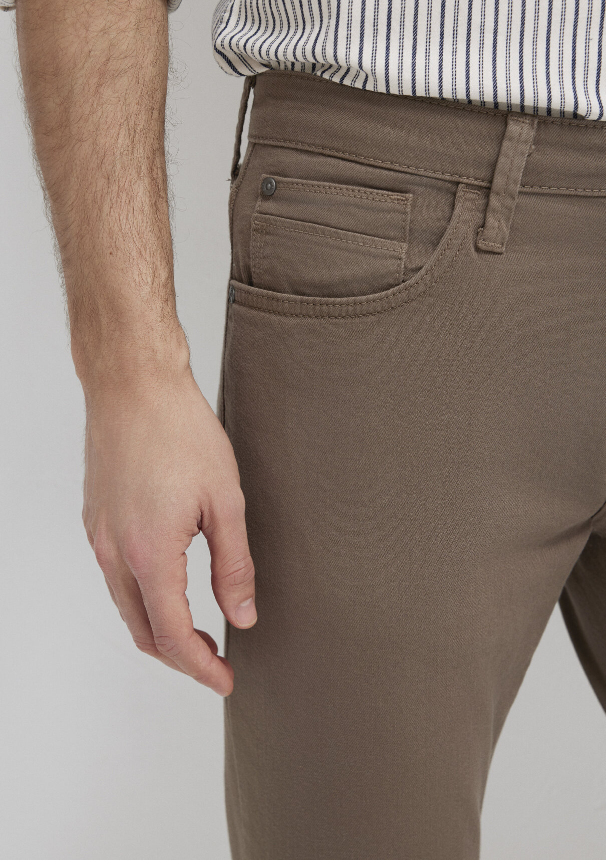 Mavi Jake Koyu Kahverengi Gabardin Pantolon görsel 7