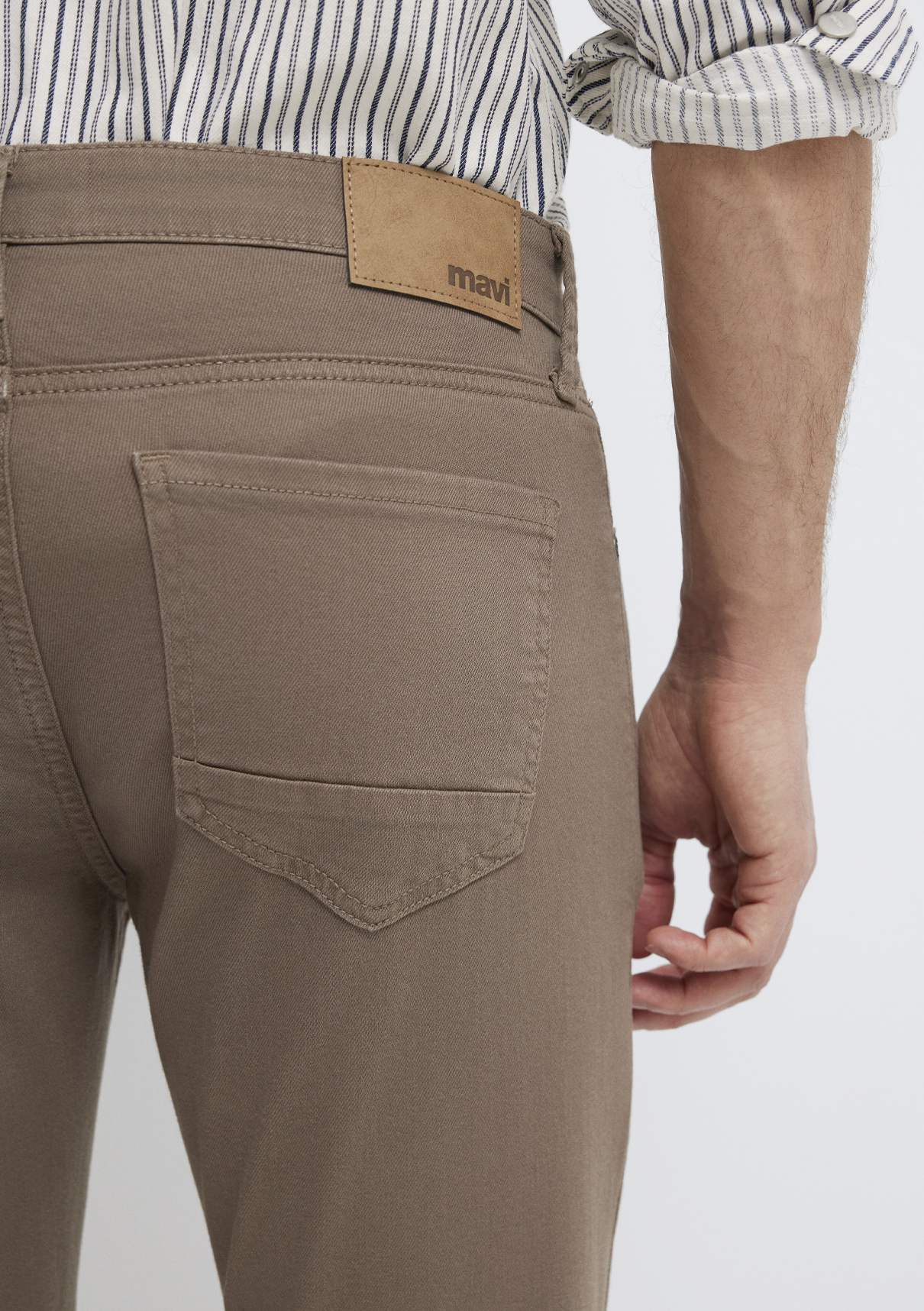 Mavi Jake Koyu Kahverengi Gabardin Pantolon görsel 8