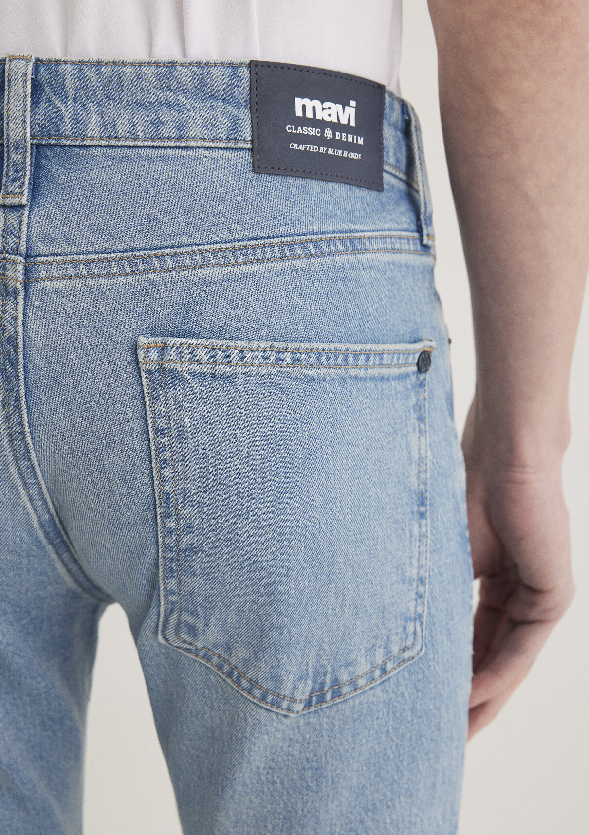 Mavi Classic Denim Puslu Açık Mavi Jean Pantolon görsel 7