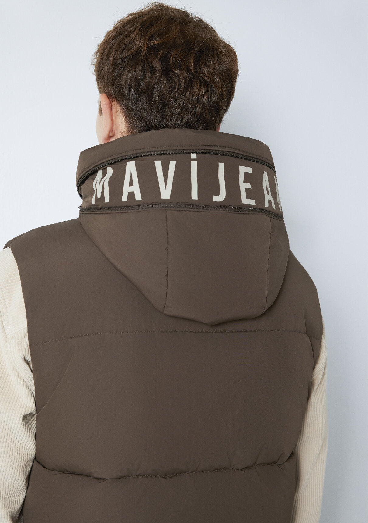 Mavi Jeans Detaylı Kapüşonlu Kahverengi Şişme Yelek görsel 8