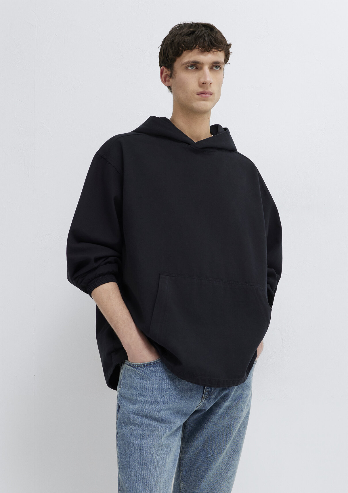 Mavi Kapüşonlu Siyah Sweatshirt