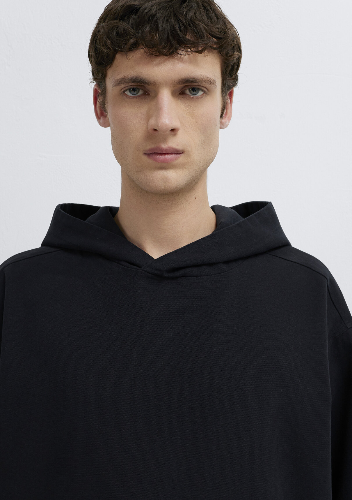 Mavi Kapüşonlu Siyah Sweatshirt görsel 7