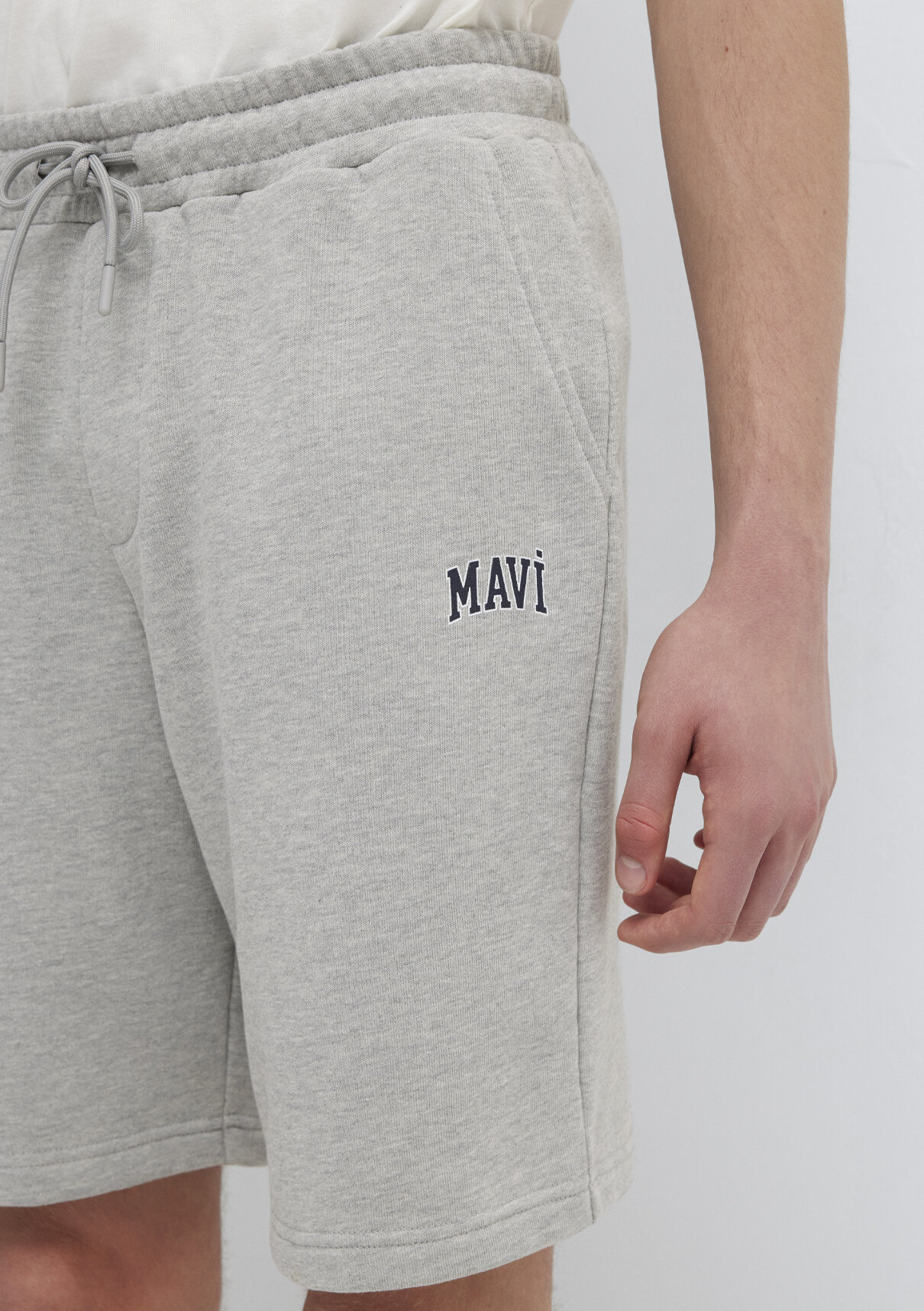 Mavi Logo Baskılı Gri Şort görsel 6