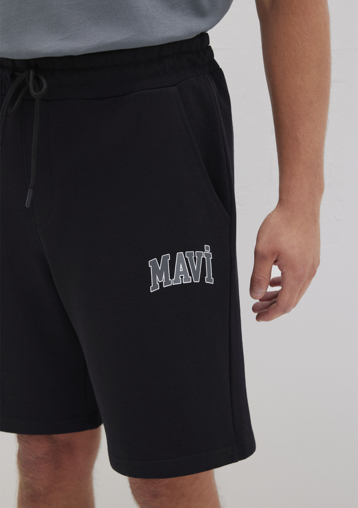 Mavi Logo Baskılı Siyah Şort görsel 5