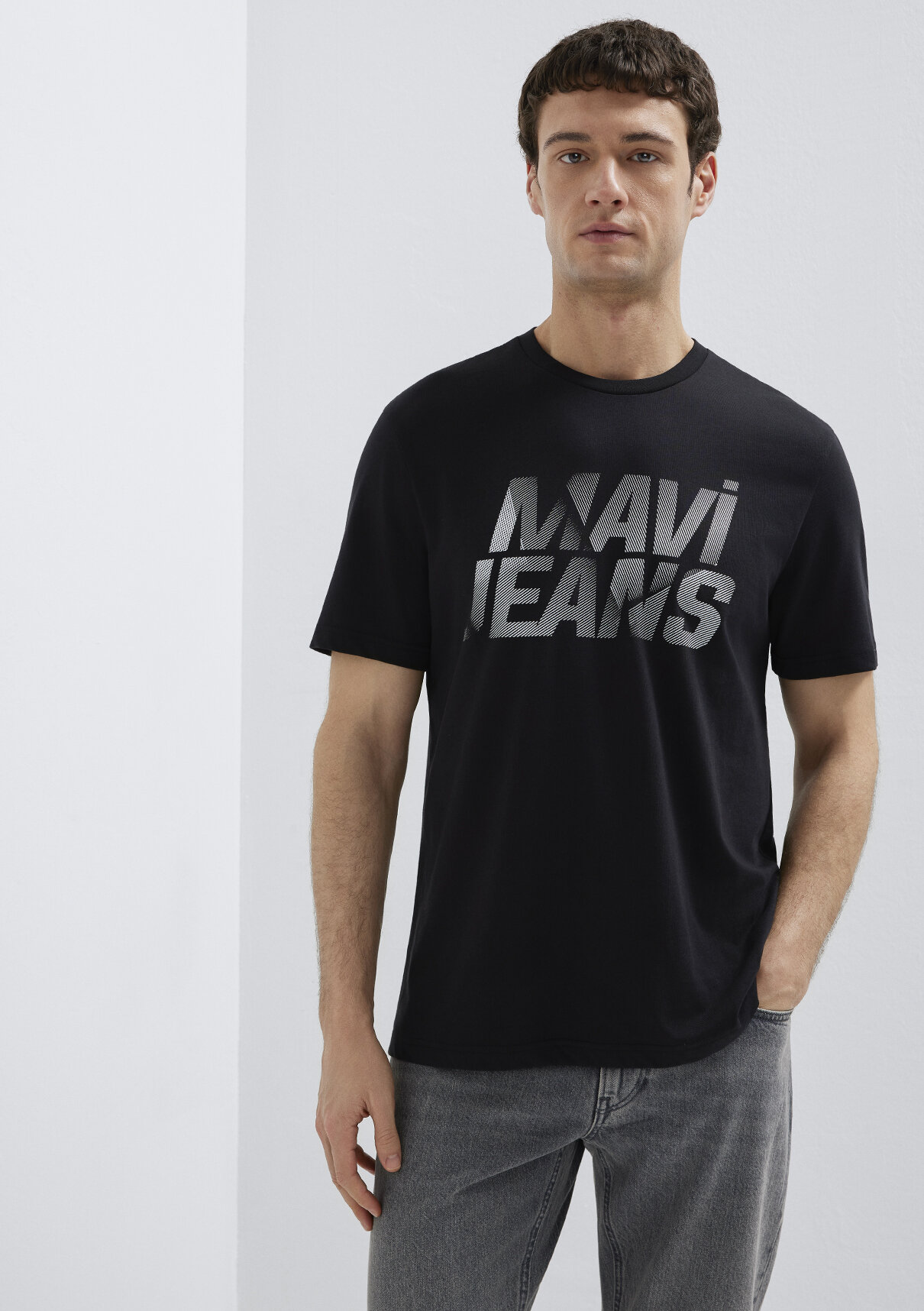 Mavi Logo Baskılı Siyah Tişört