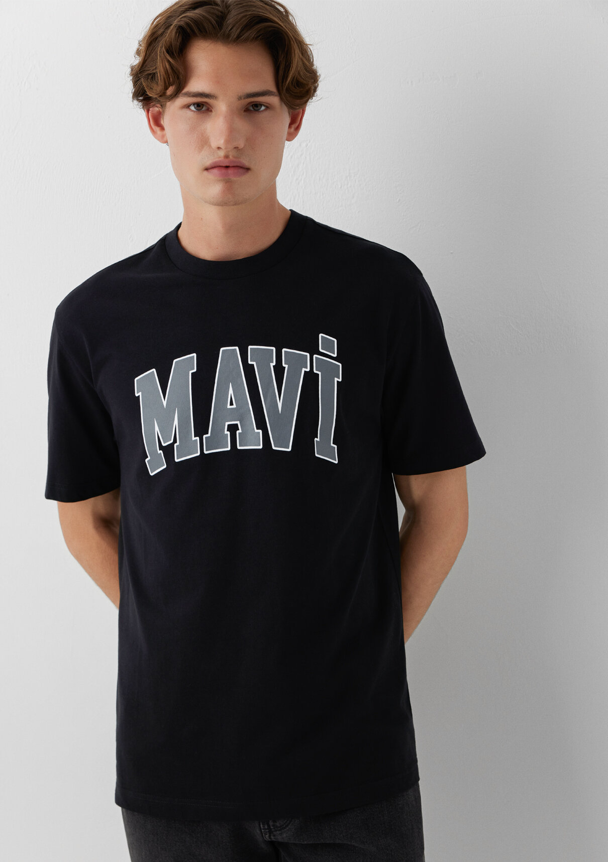 Mavi Logo Baskılı Siyah Tişört