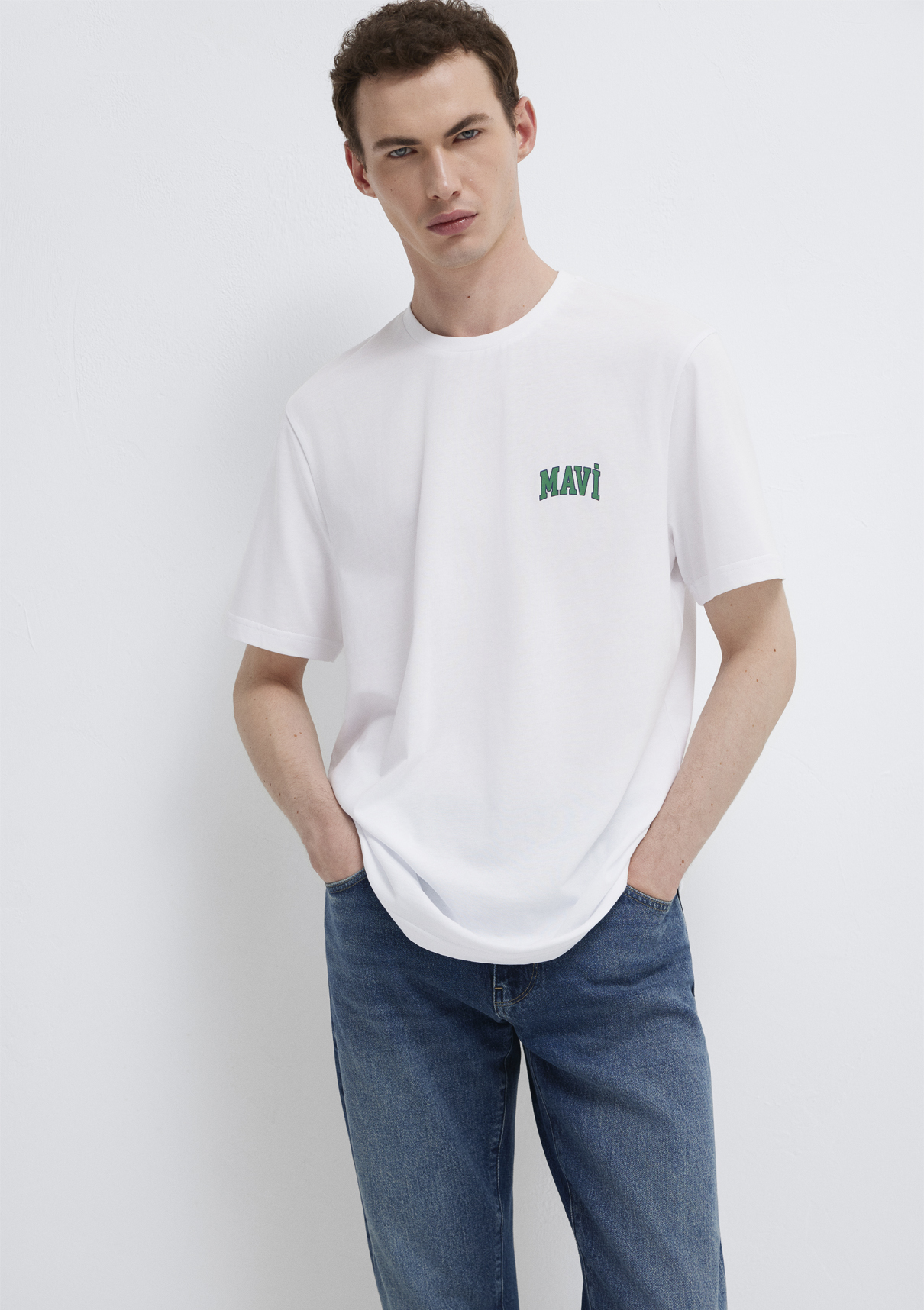 Mavi Logo Baskılı Beyaz Tişört