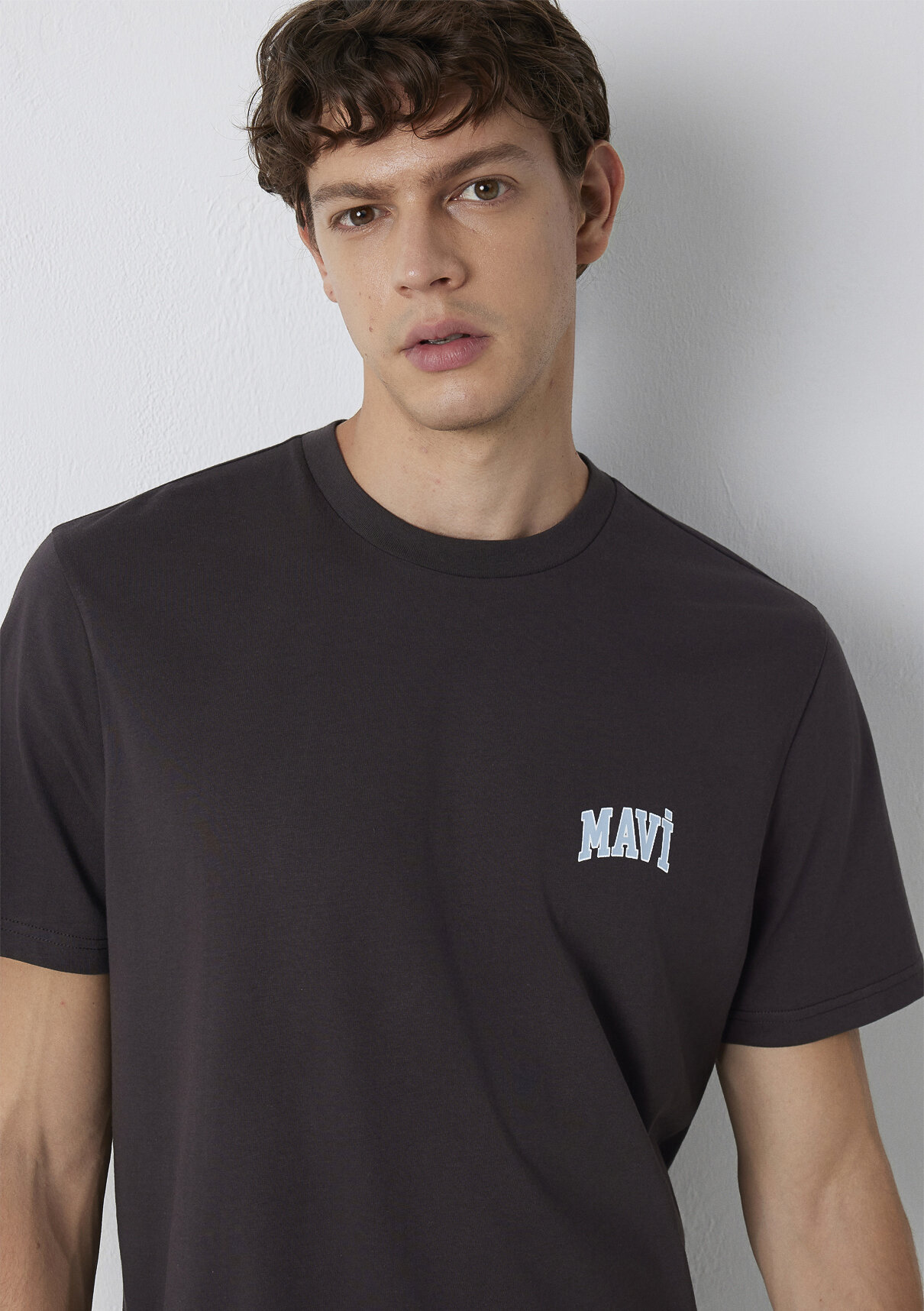 Mavi Logo Baskılı Kahverengi Tişört