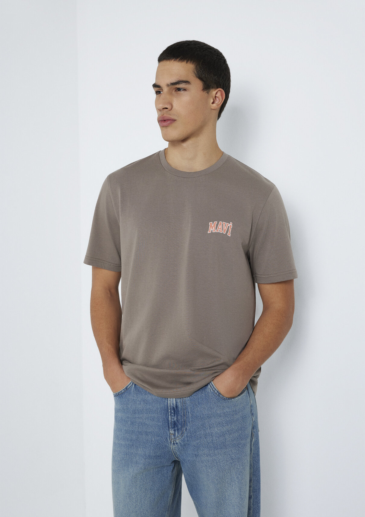 Mavi Logo Baskılı Kahverengi Tişört