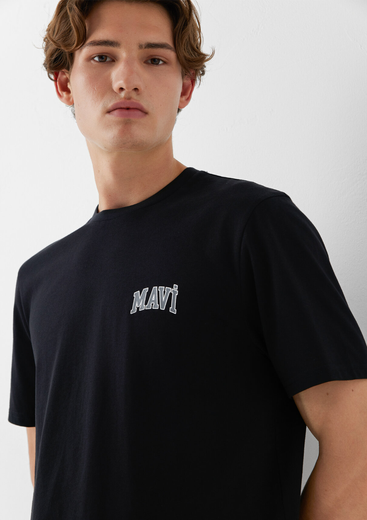 Mavi Logo Baskılı Siyah Tişört