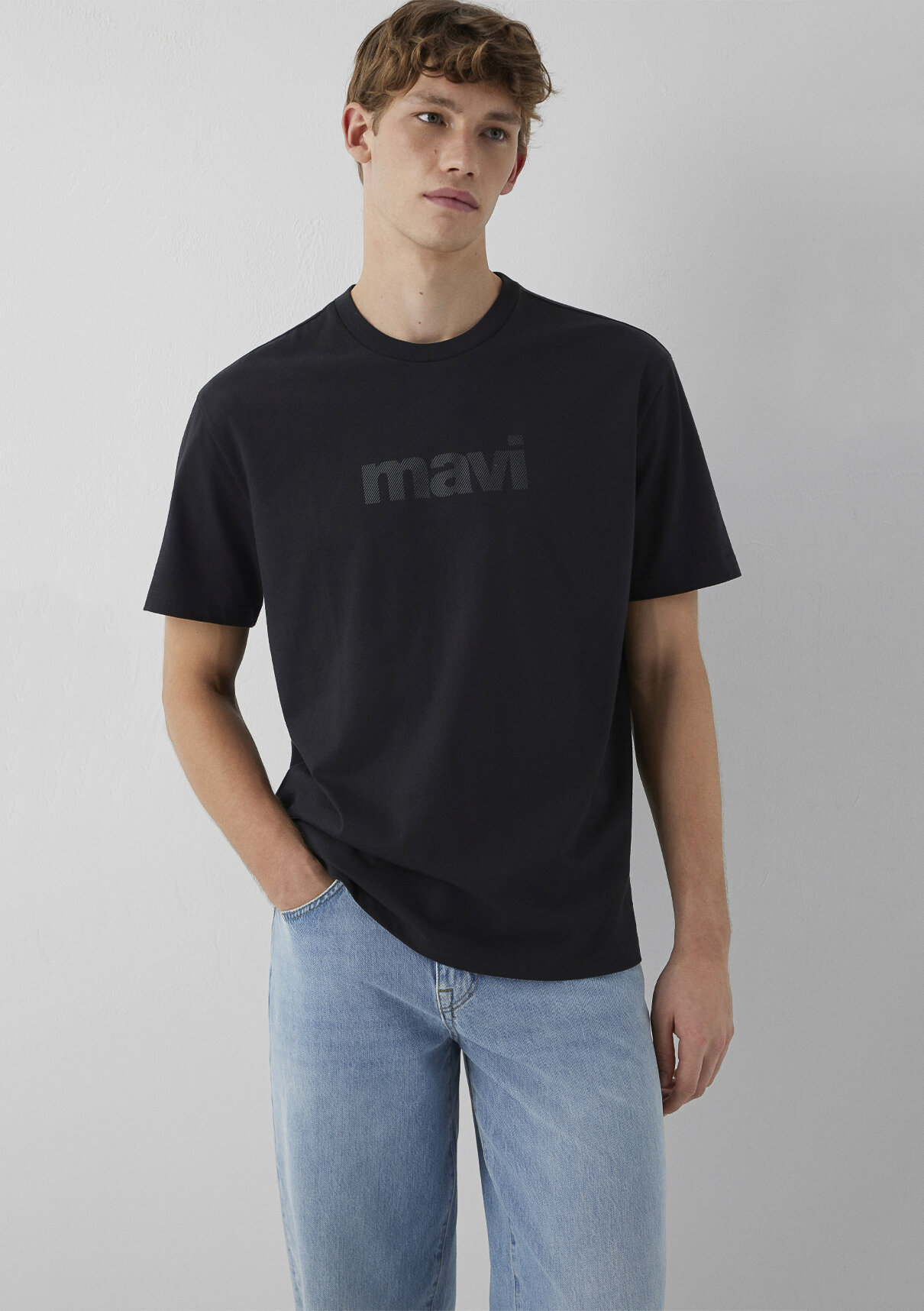 Mavi Logo Baskılı Siyah Tişört