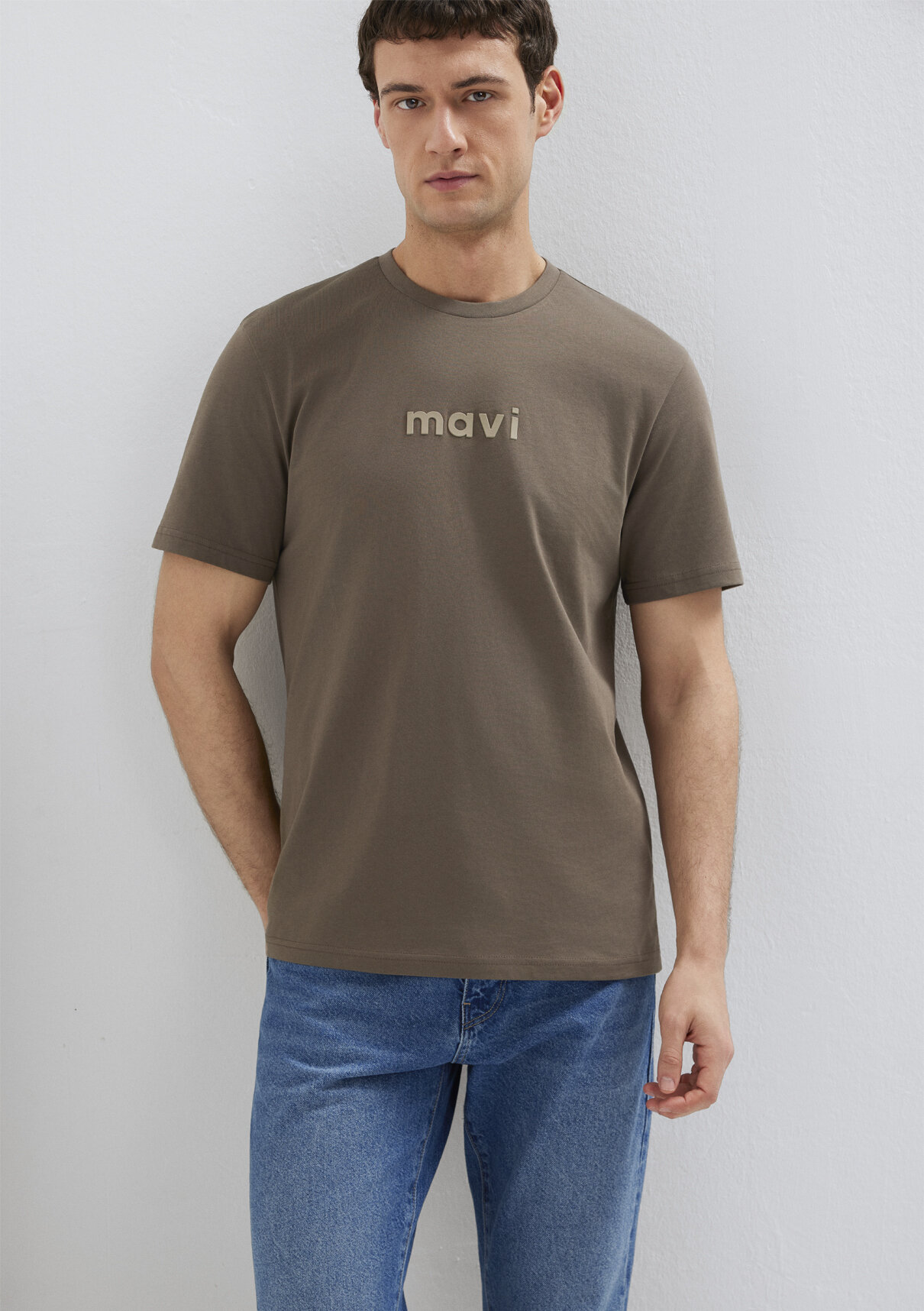 Mavi Logo Baskılı Kahverengi Tişört