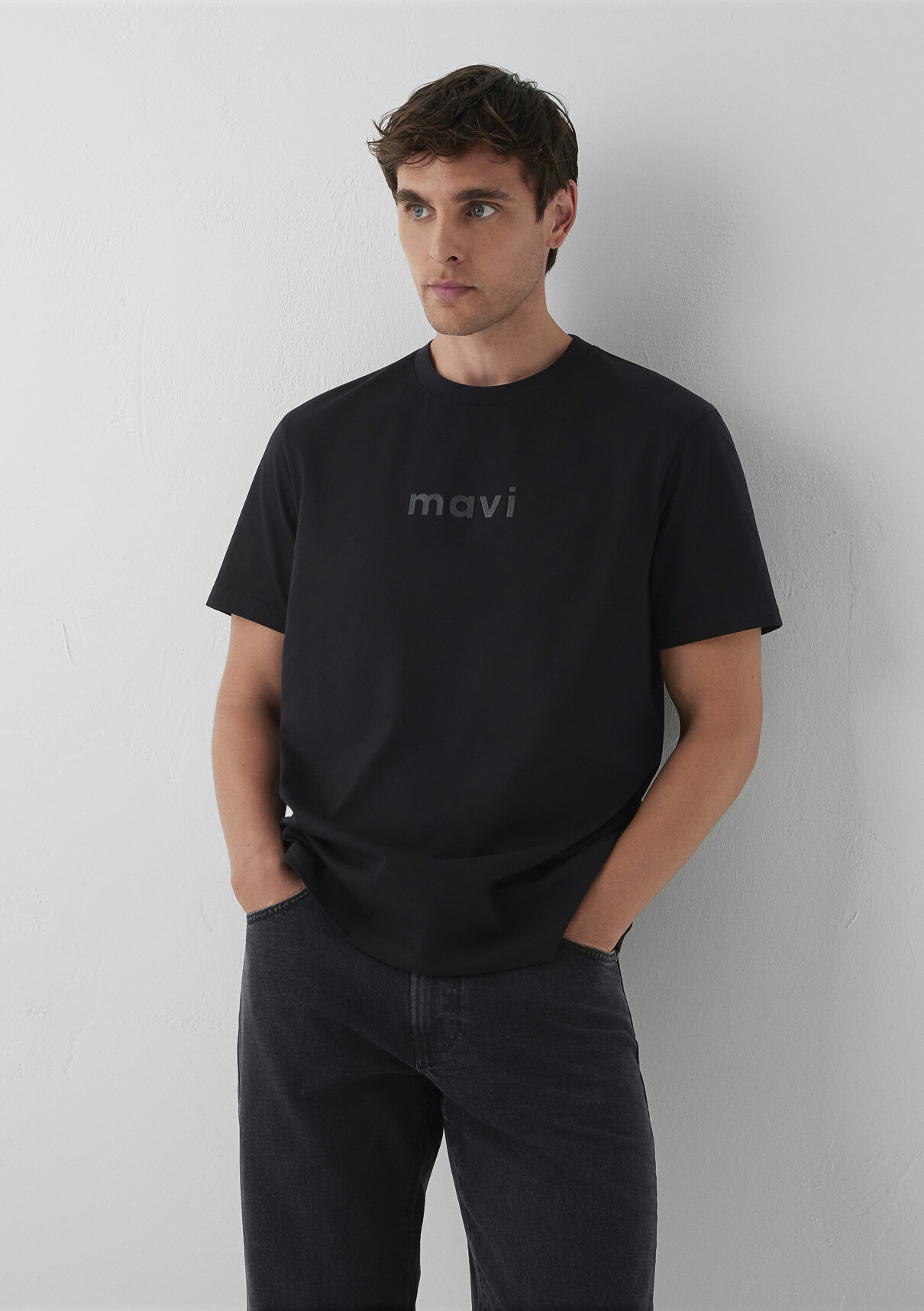 Mavi Logo Baskılı Siyah Tişört