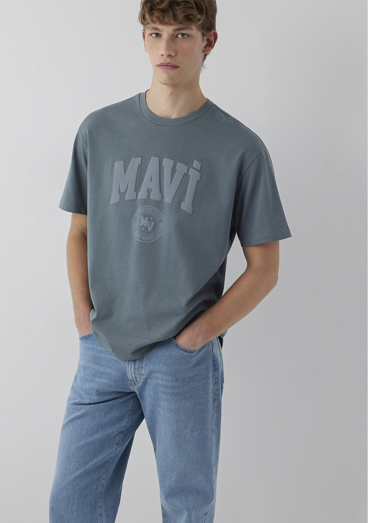 Mavi Logo Baskılı Gri Tişört