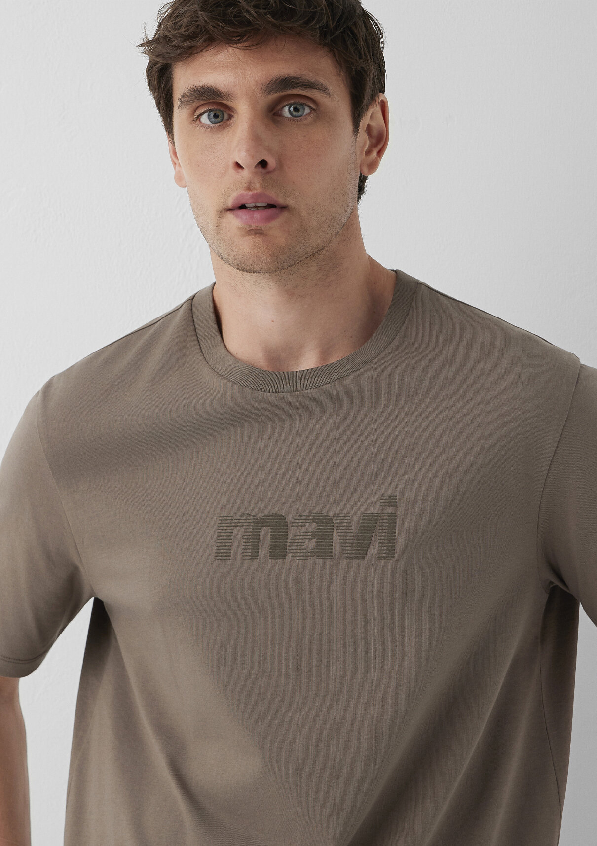 Mavi Logo Baskılı Kahverengi Tişört
