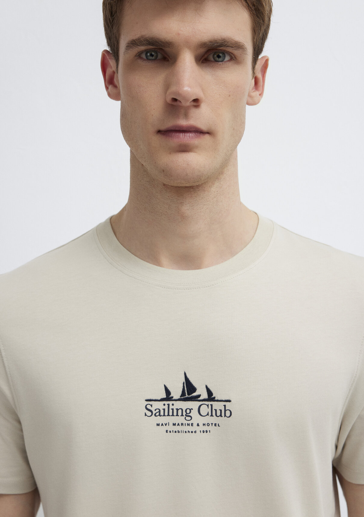 Mavi Sailing Club Baskılı Bej Tişört görsel 6