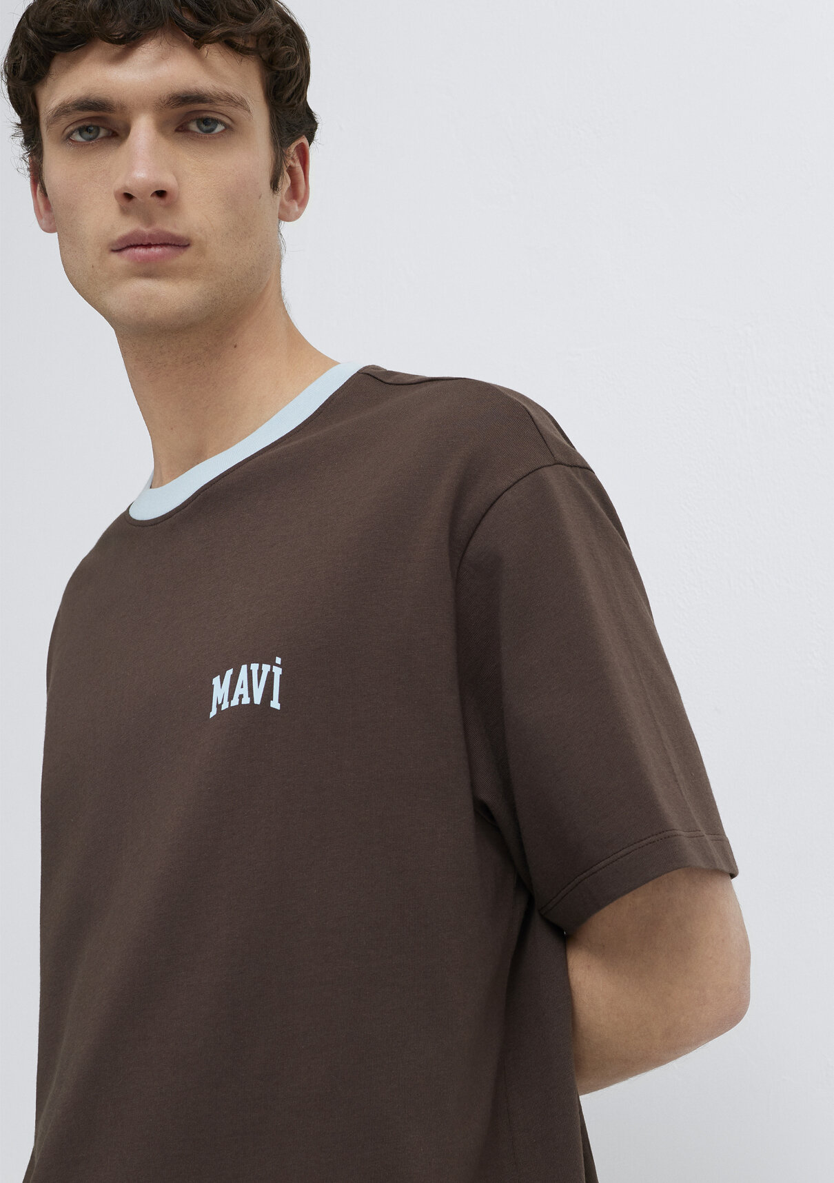 Mavi Logo Baskılı Biye Detaylı Kahverengi Tişört