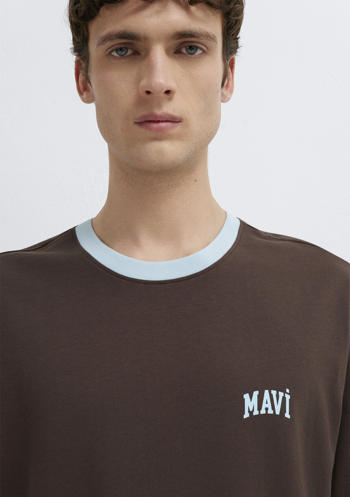 Mavi Logo Baskılı Biye Detaylı Kahverengi Tişört görsel 6