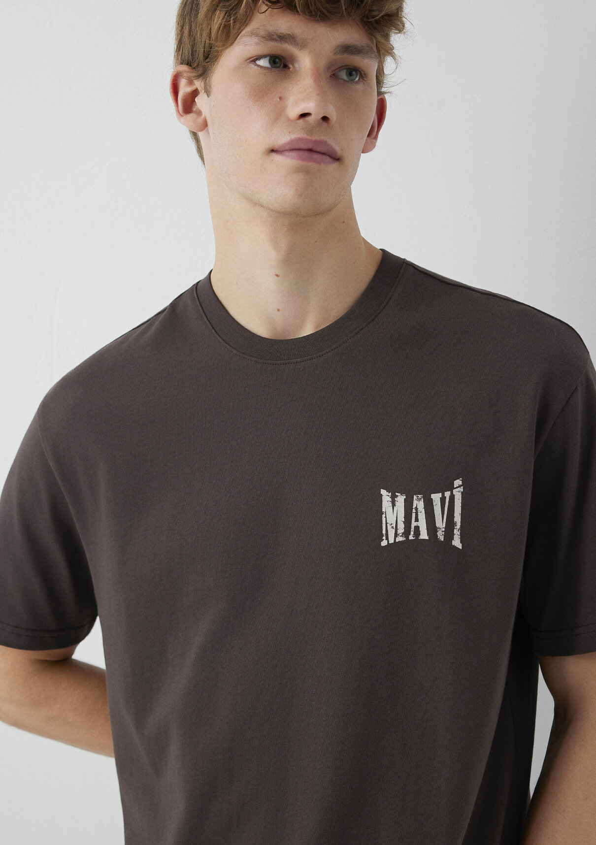 Mavi Logo Baskılı Kahverengi Tişört