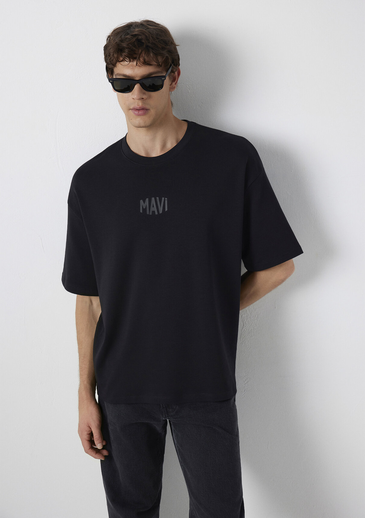 Mavi Logo Baskılı Siyah Tişört
