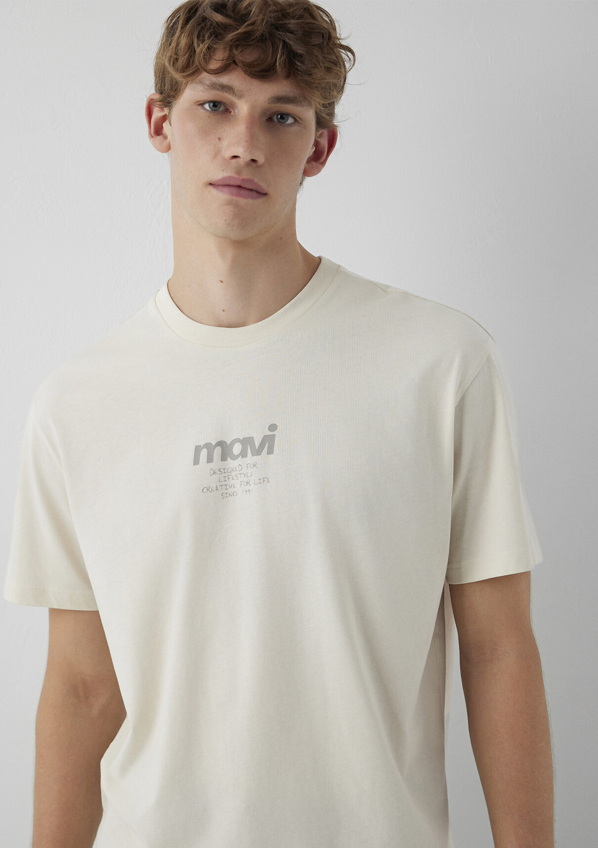 Mavi Logo Baskılı Bej Tişört