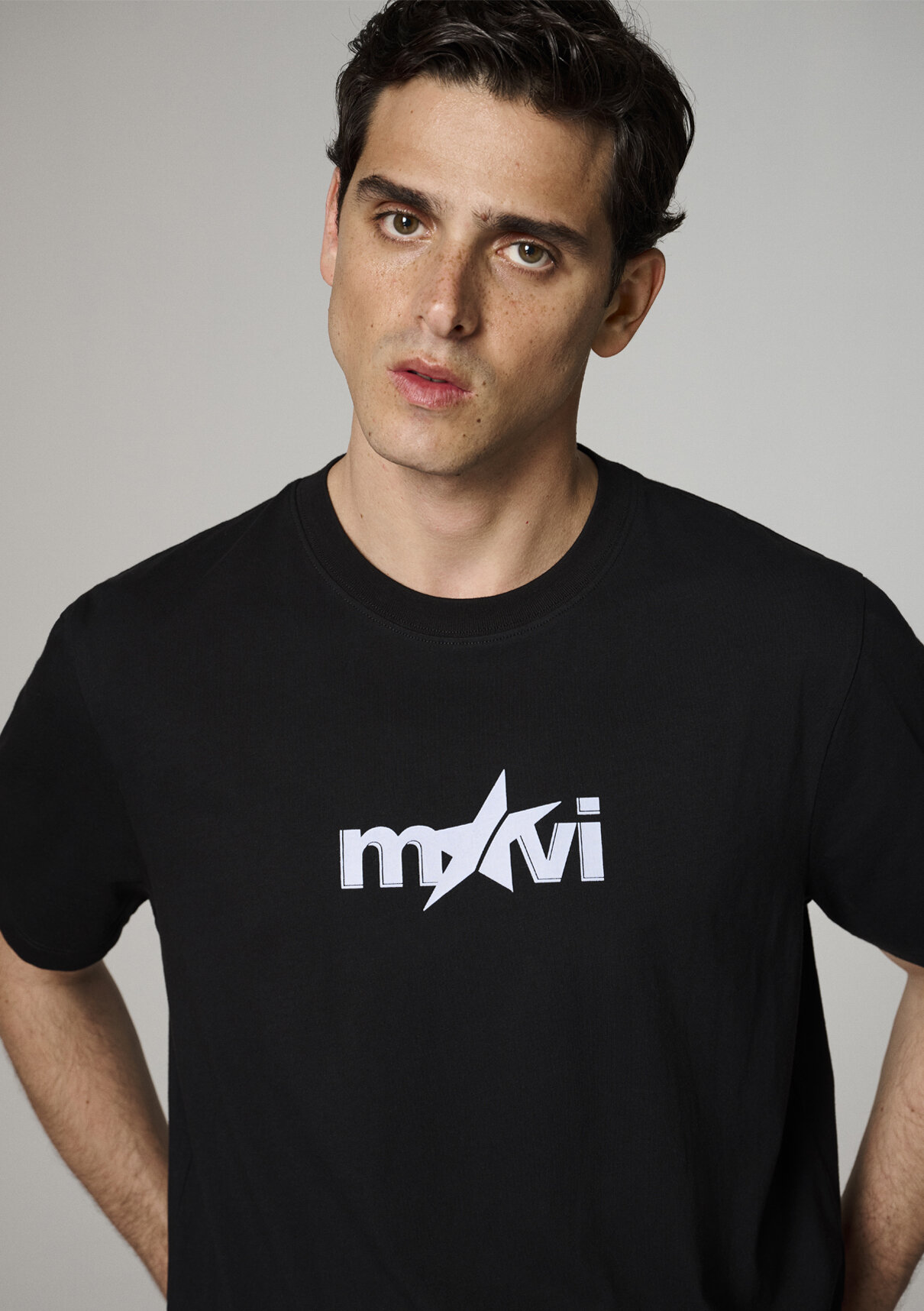 Mavi Kenan Yıldız x Mavi Baskılı Siyah Tişört