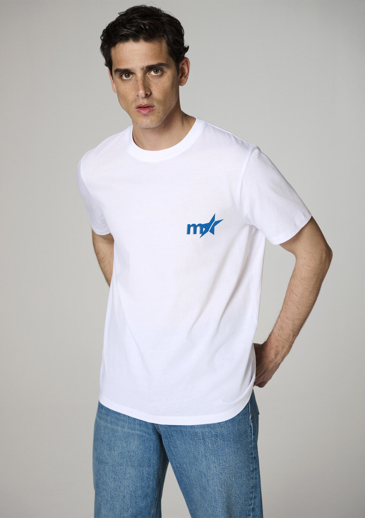 Mavi Kenan Yıldız x Mavi Baskılı Beyaz Tişört