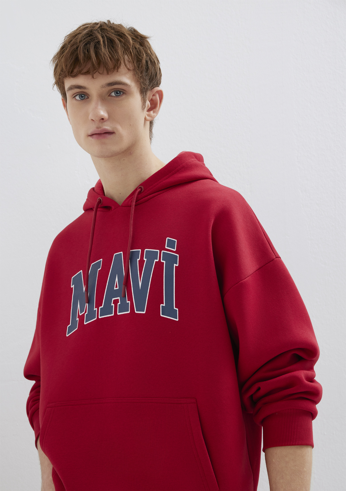 Mavi Logo Baskılı Kapüşonlu Kırmızı Sweatshirt
