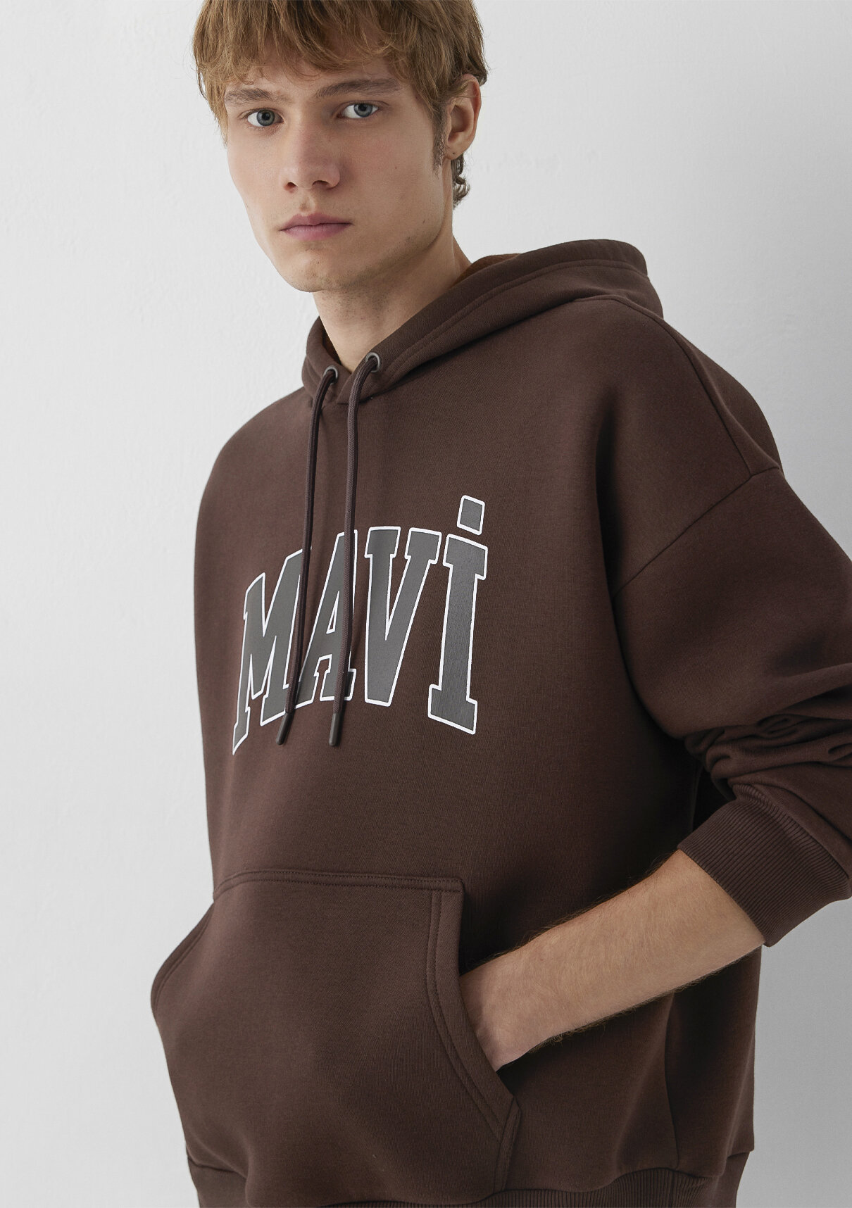 Mavi Logo Baskılı Kapüşonlu Kahverengi Sweatshirt
