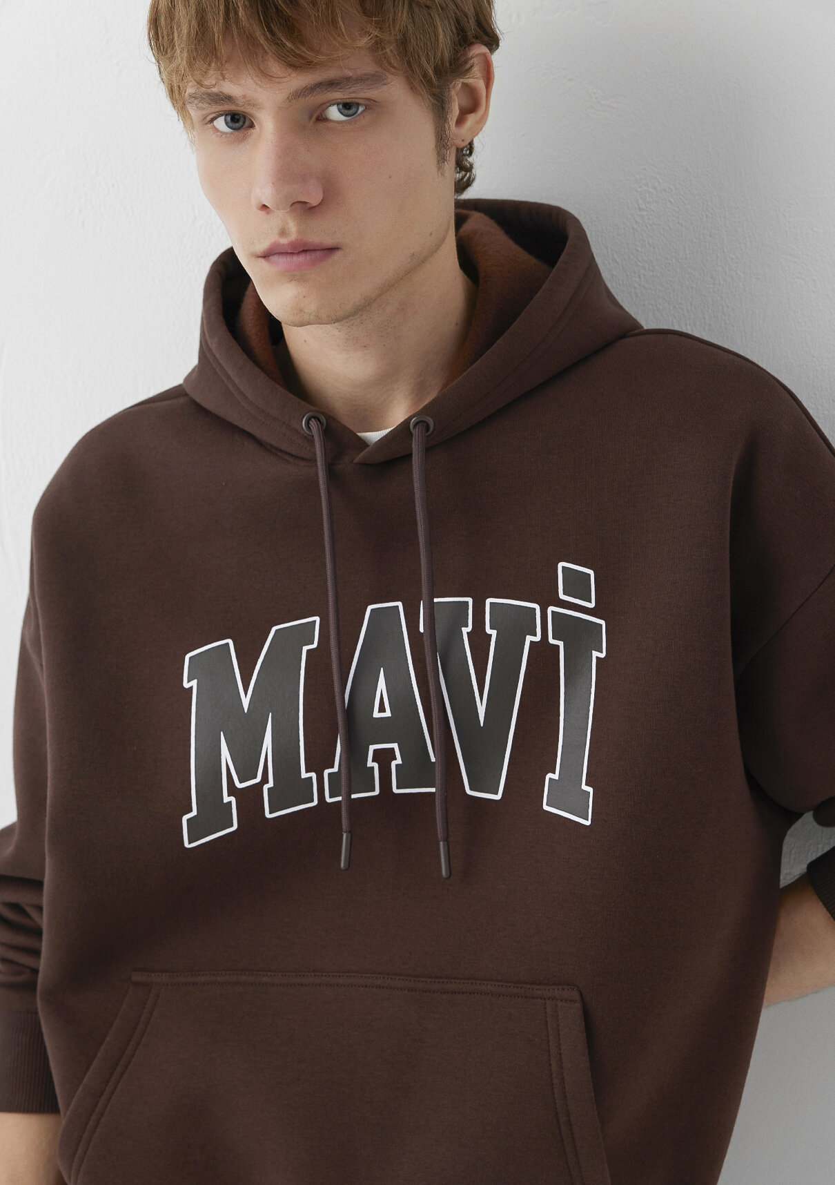 Mavi Logo Baskılı Kapüşonlu Kahverengi Sweatshirt görsel 2