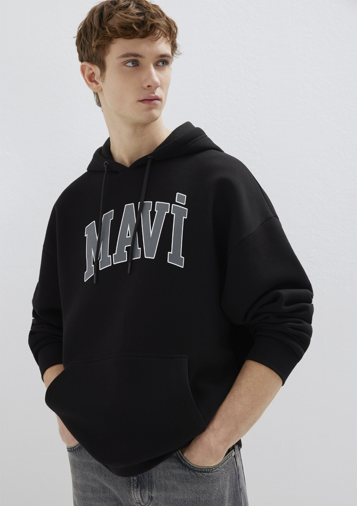 Mavi Logo Baskılı Kapüşonlu Siyah Sweatshirt