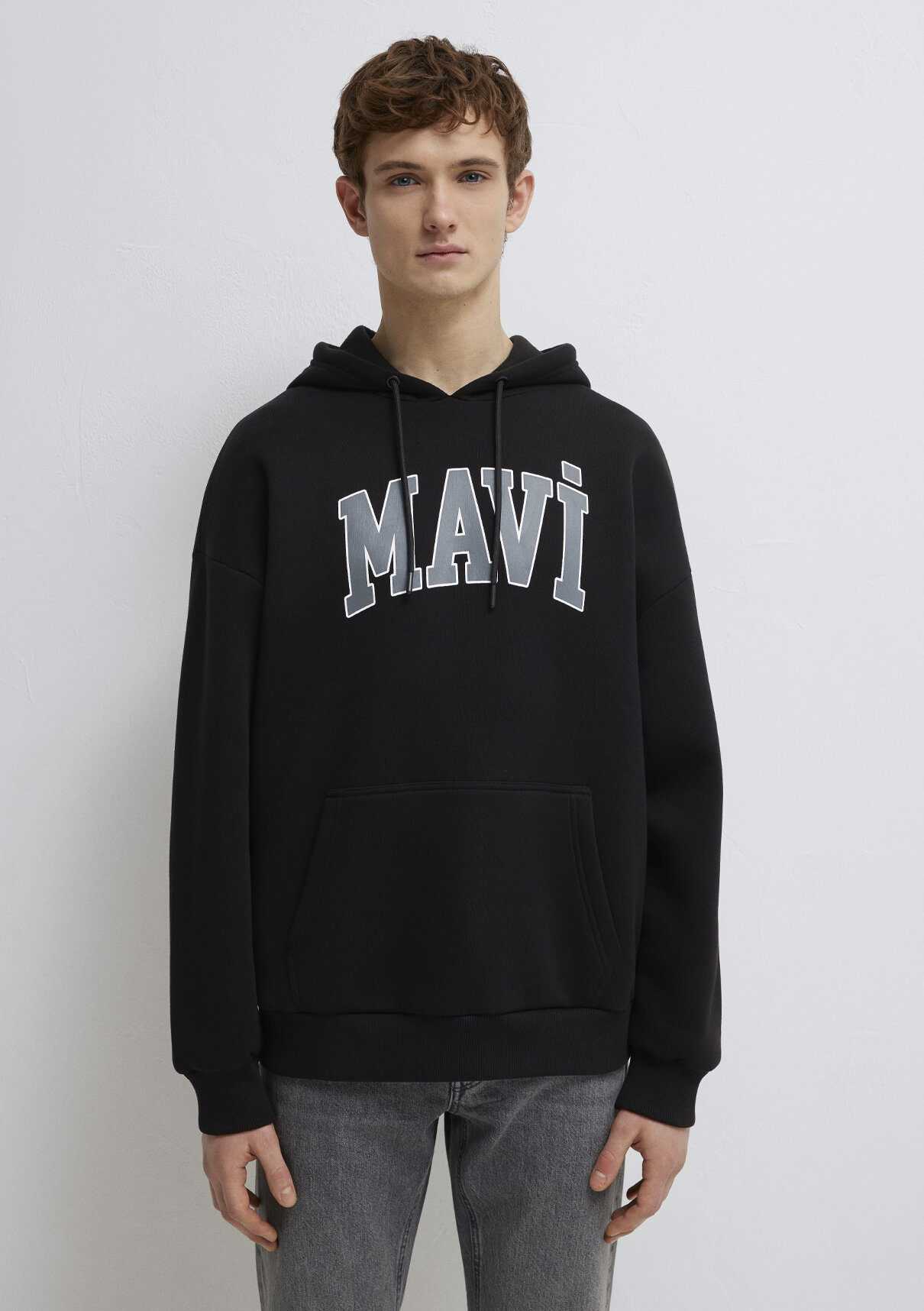 Mavi Logo Baskılı Kapüşonlu Siyah Sweatshirt görsel 3