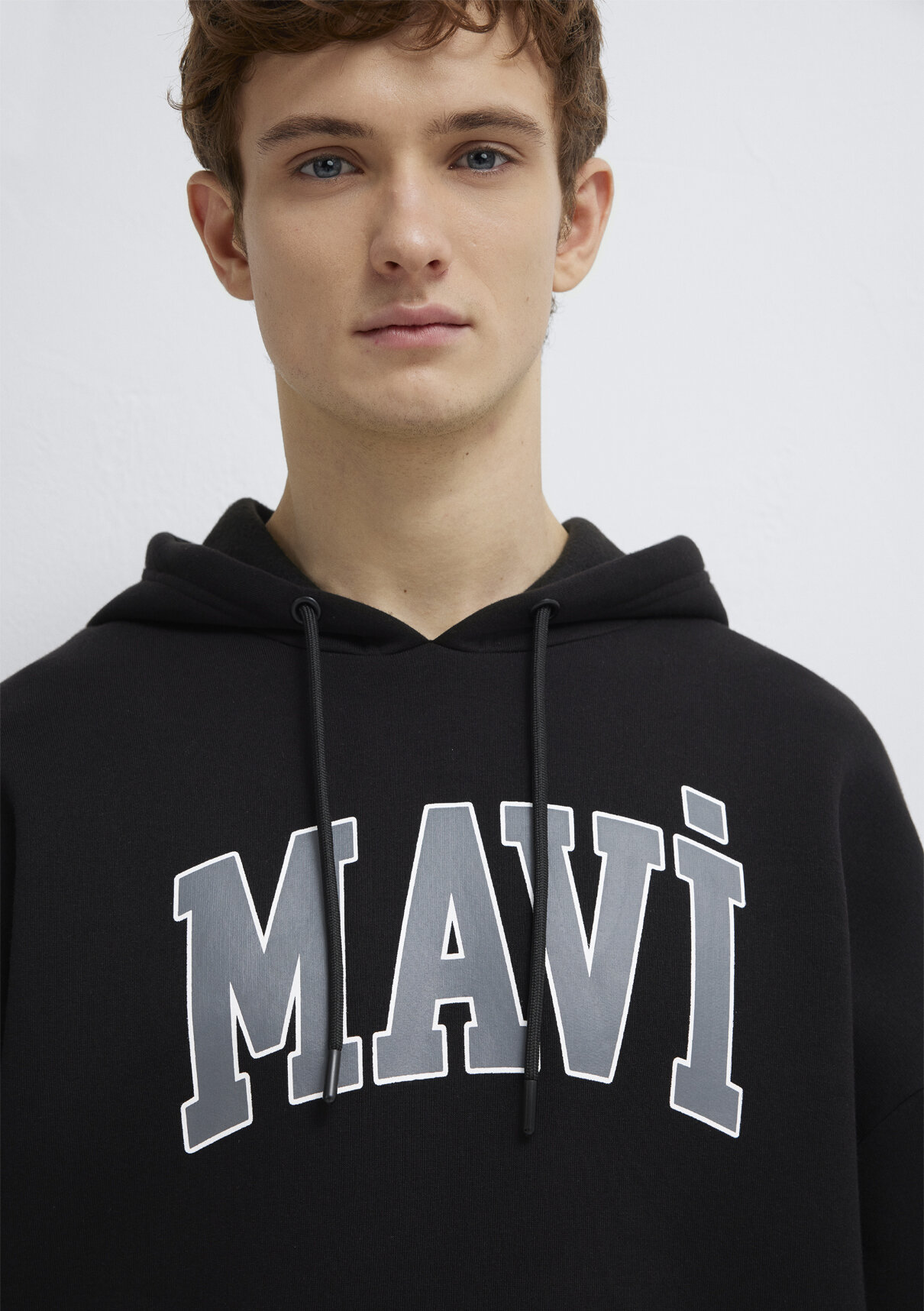 Mavi Logo Baskılı Kapüşonlu Siyah Sweatshirt görsel 6