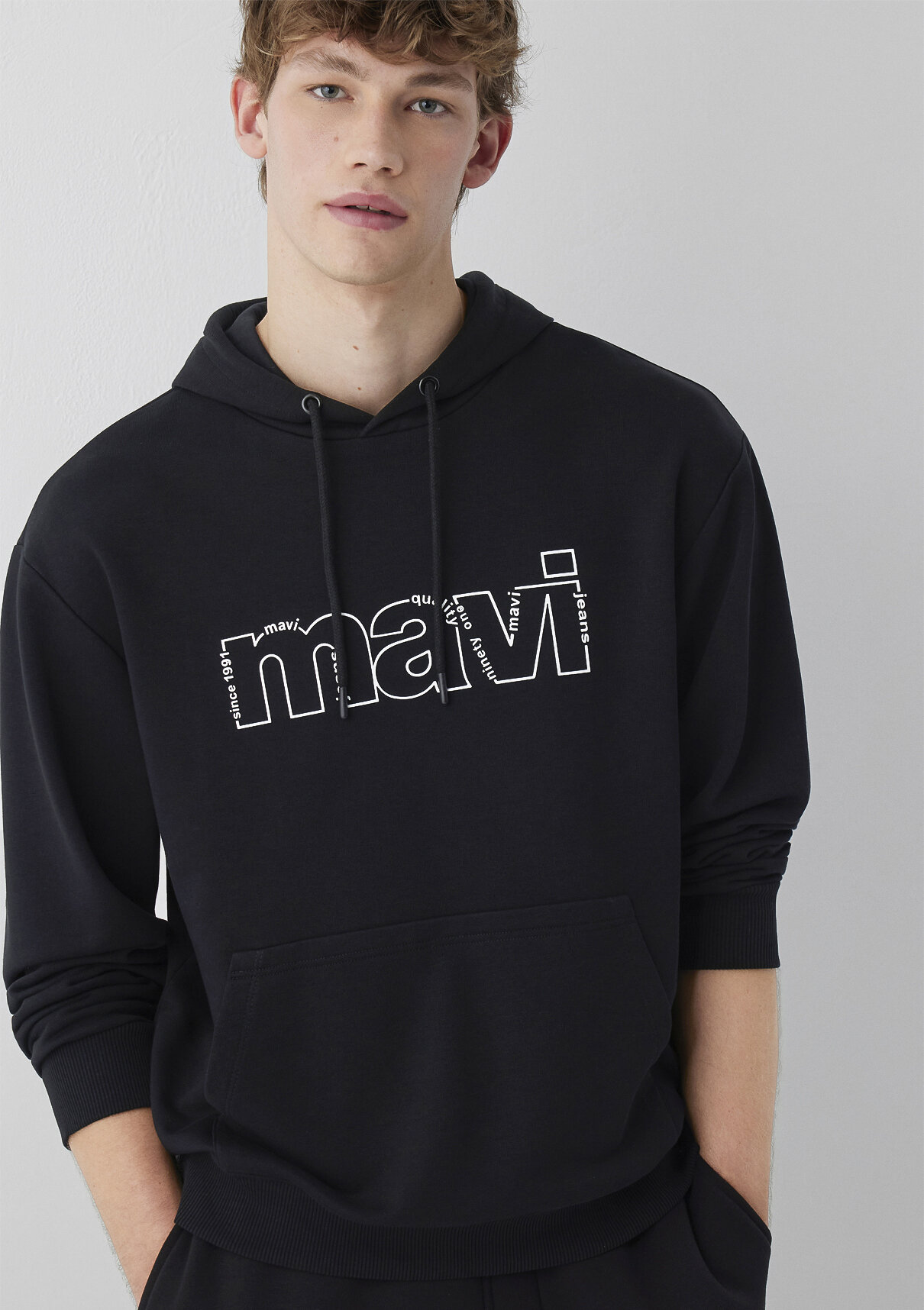 Mavi Logo Baskılı Kapüşonlu Siyah Sweatshirt
