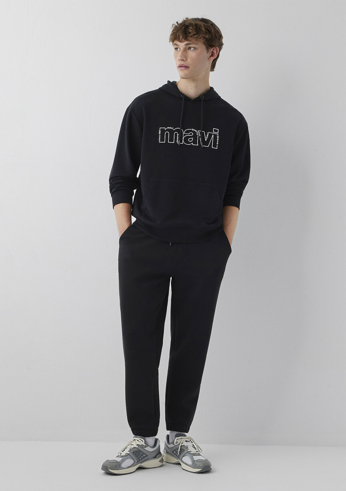 Mavi Logo Baskılı Kapüşonlu Siyah Sweatshirt görsel 2