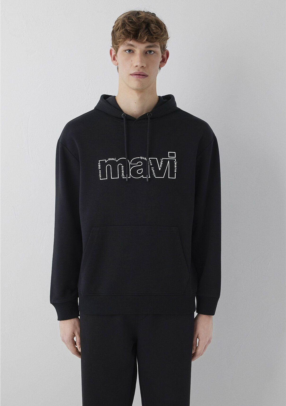 Mavi Logo Baskılı Kapüşonlu Siyah Sweatshirt görsel 3