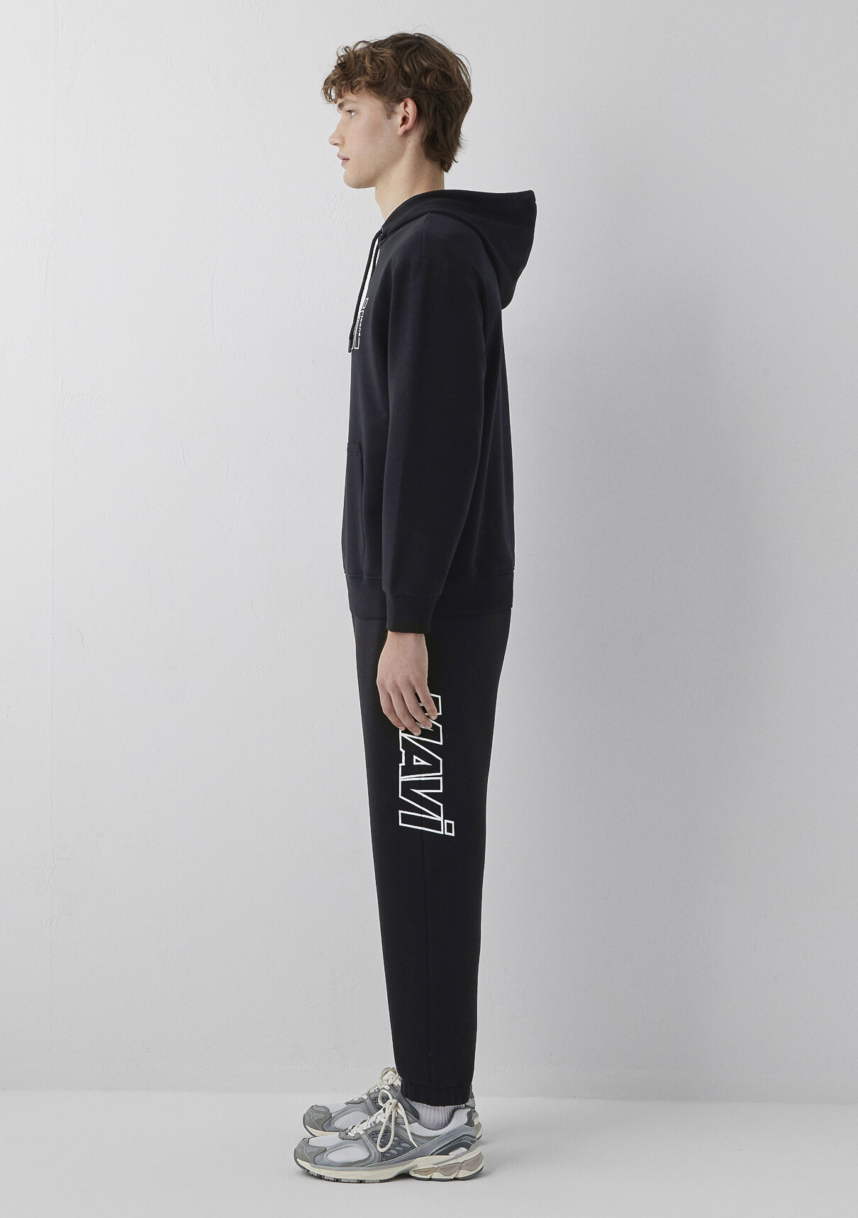 Mavi Logo Baskılı Kapüşonlu Siyah Sweatshirt görsel 4