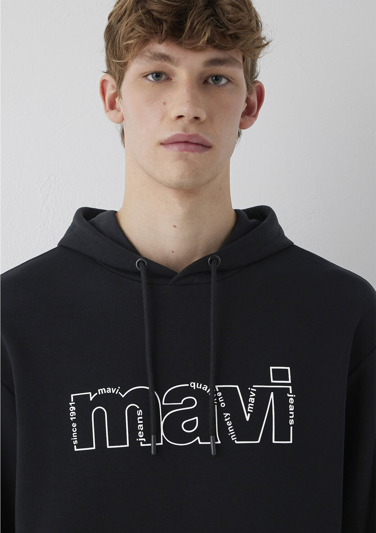 Mavi Logo Baskılı Kapüşonlu Siyah Sweatshirt görsel 6