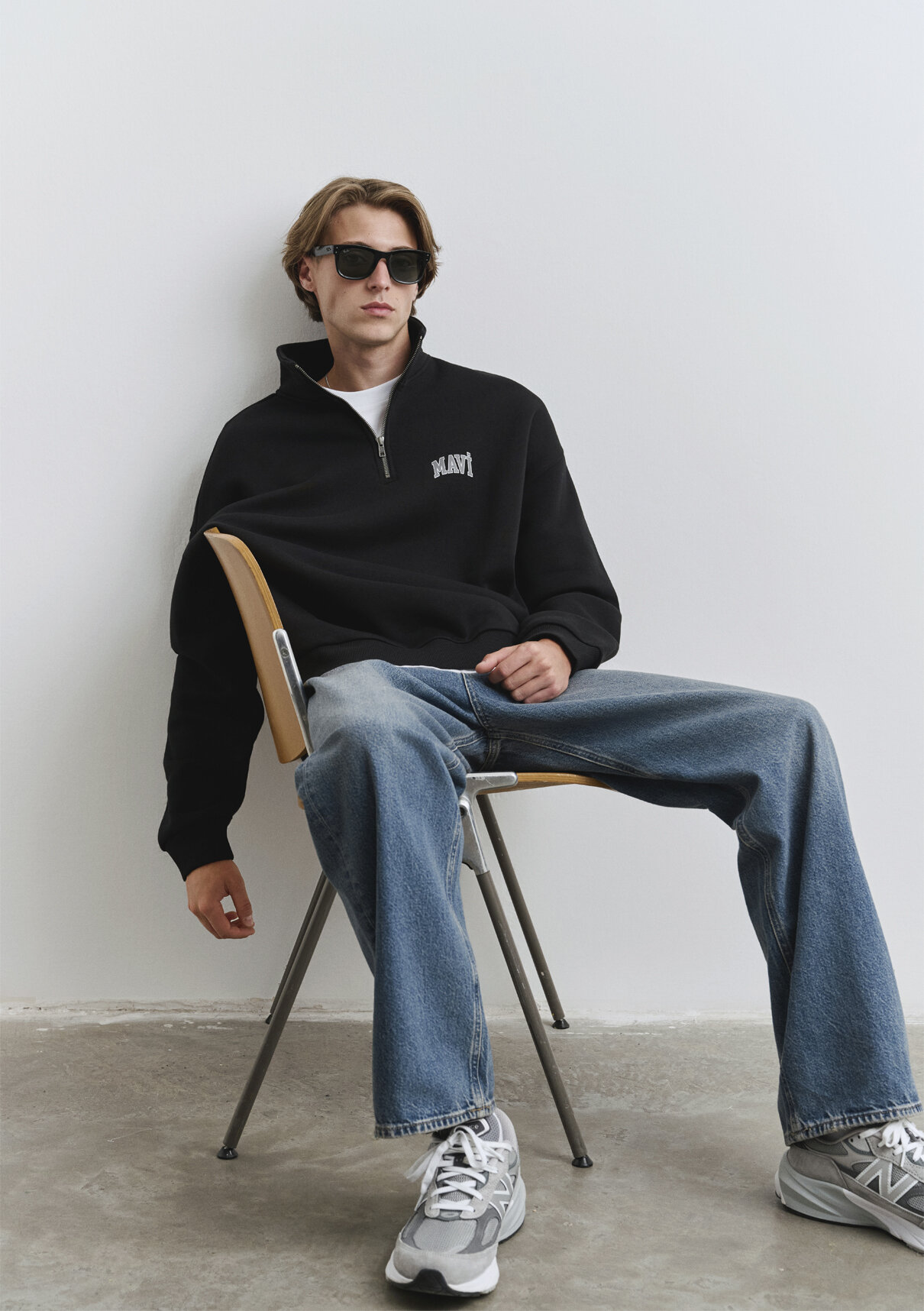 Mavi Logo Baskılı Yarı Fermuarlı Siyah Sweatshirt