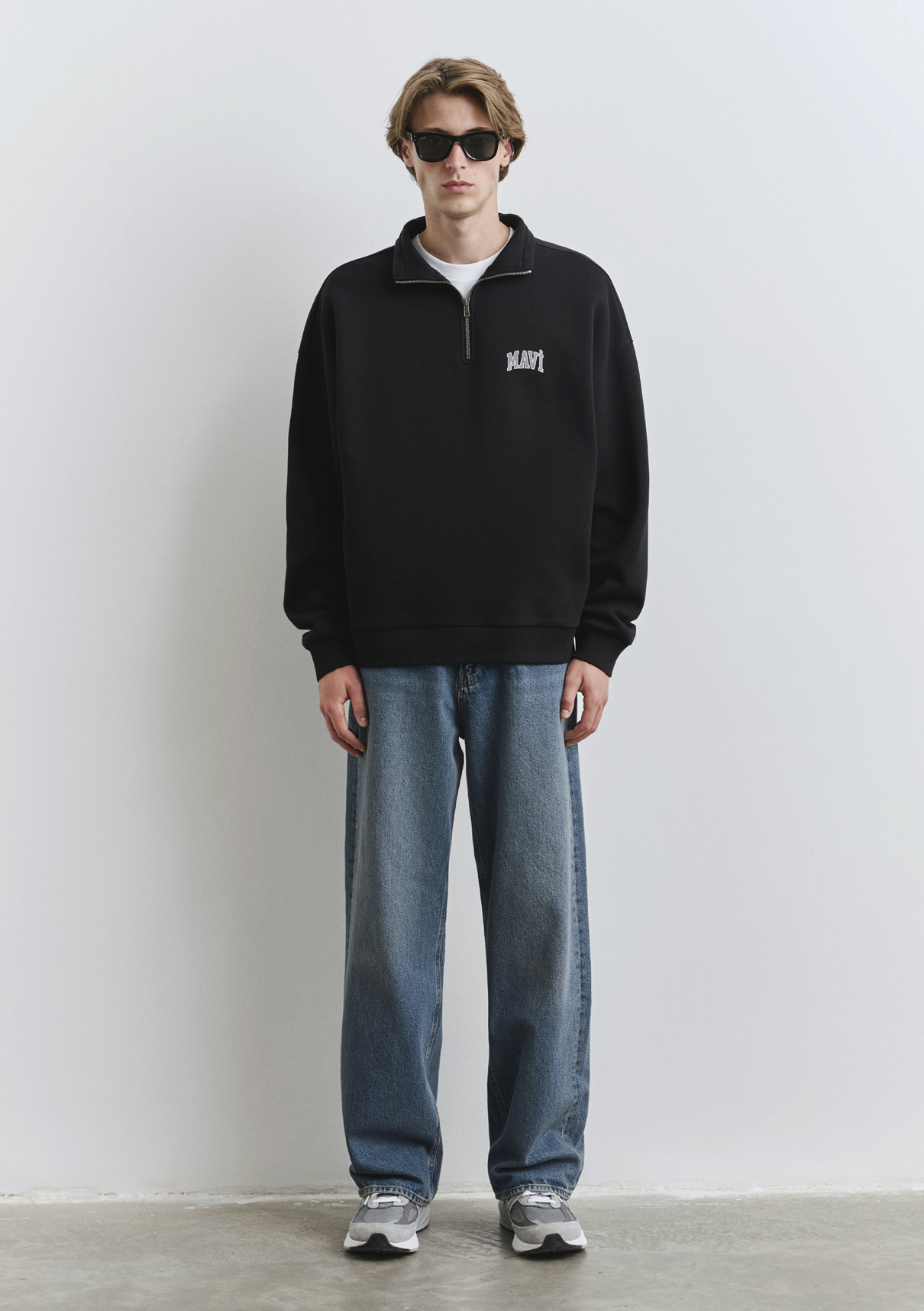 Mavi Logo Baskılı Yarı Fermuarlı Siyah Sweatshirt görsel 3