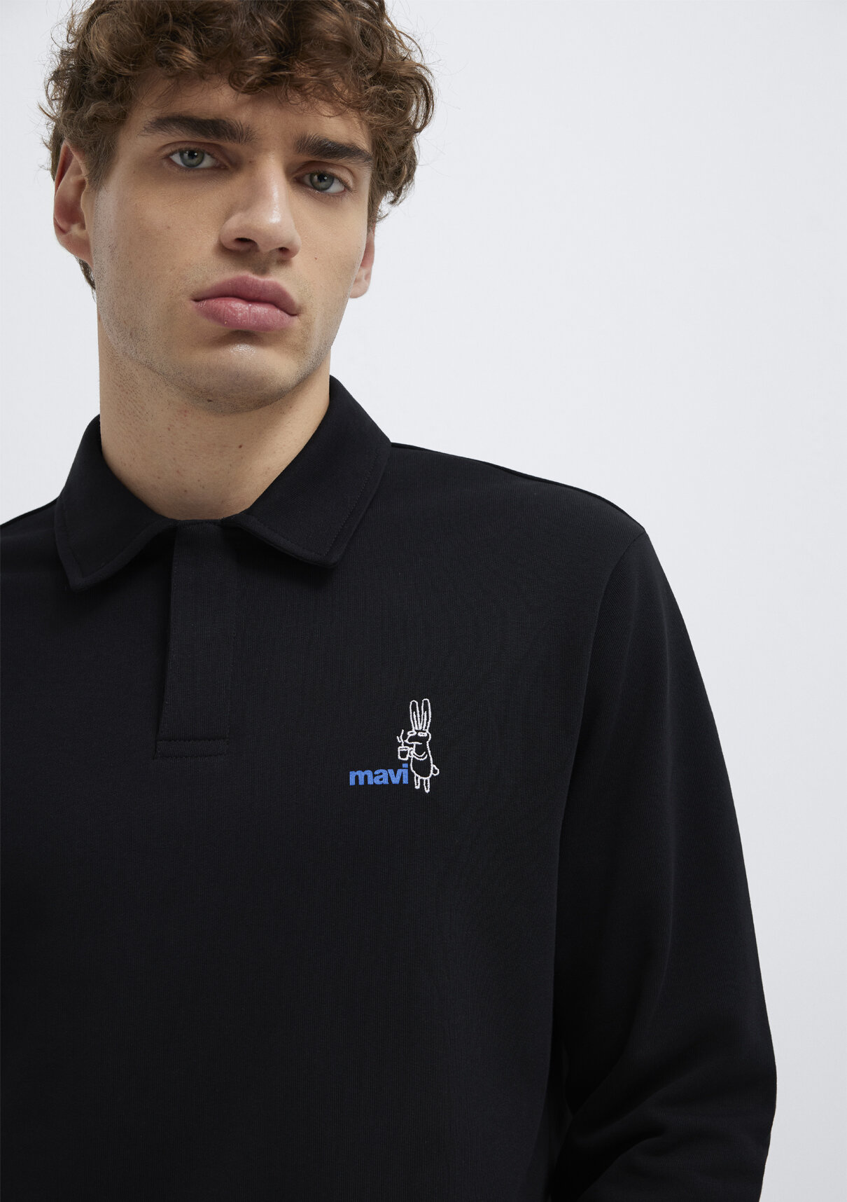 Mavi Yarı Düğmeli Siyah Sweatshirt