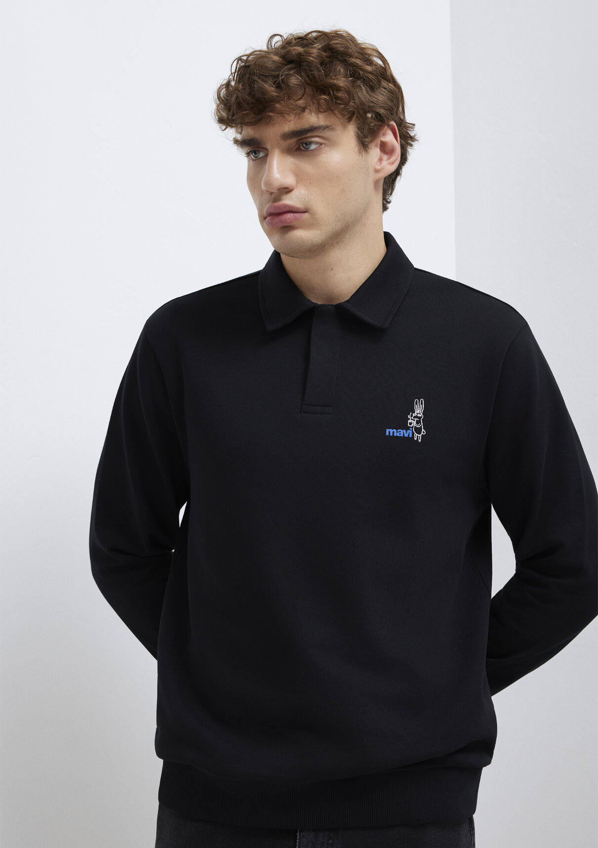 Mavi Yarı Düğmeli Siyah Sweatshirt görsel 2