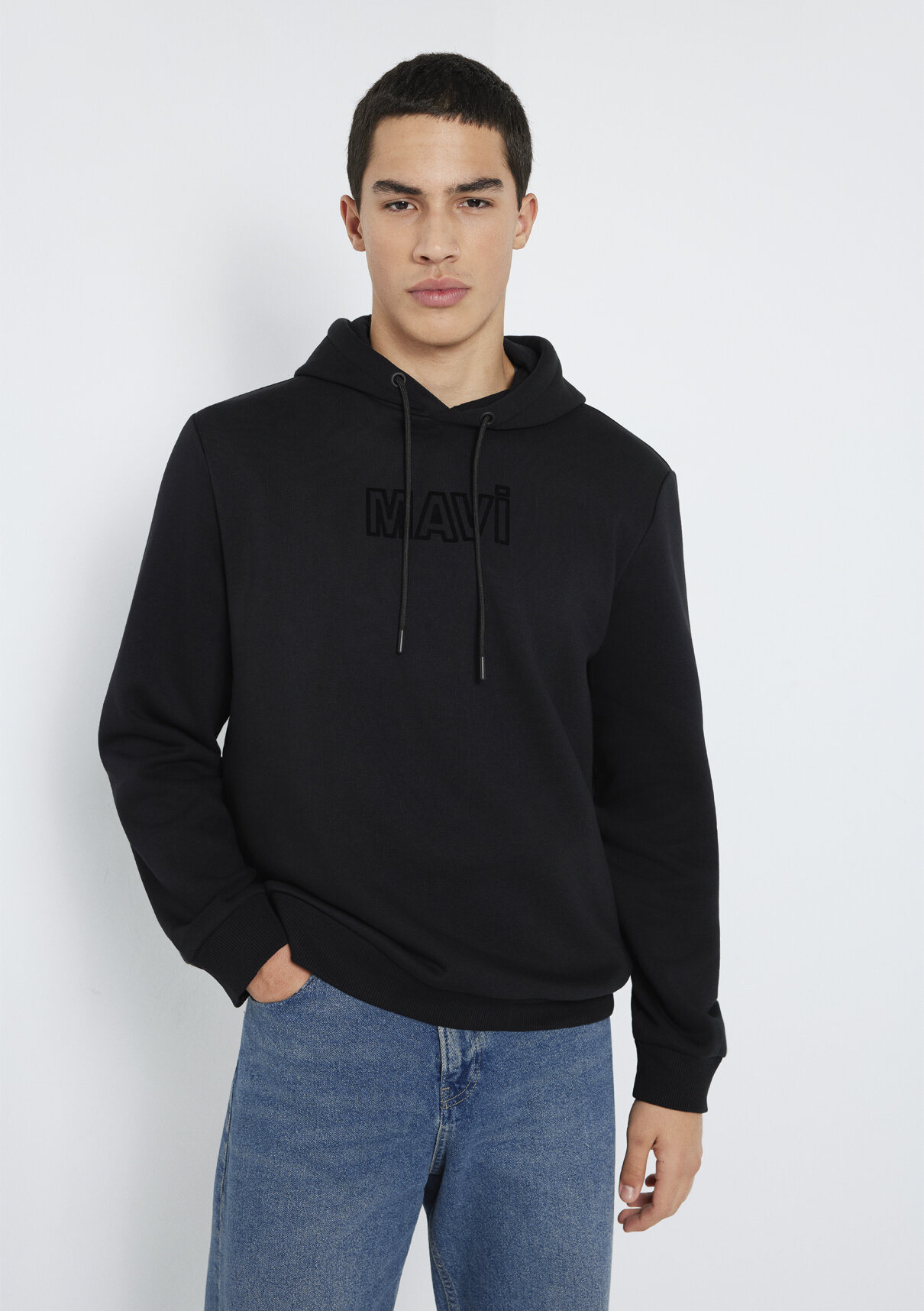 Mavi Logo Baskılı Kapüşonlu Siyah Sweatshirt