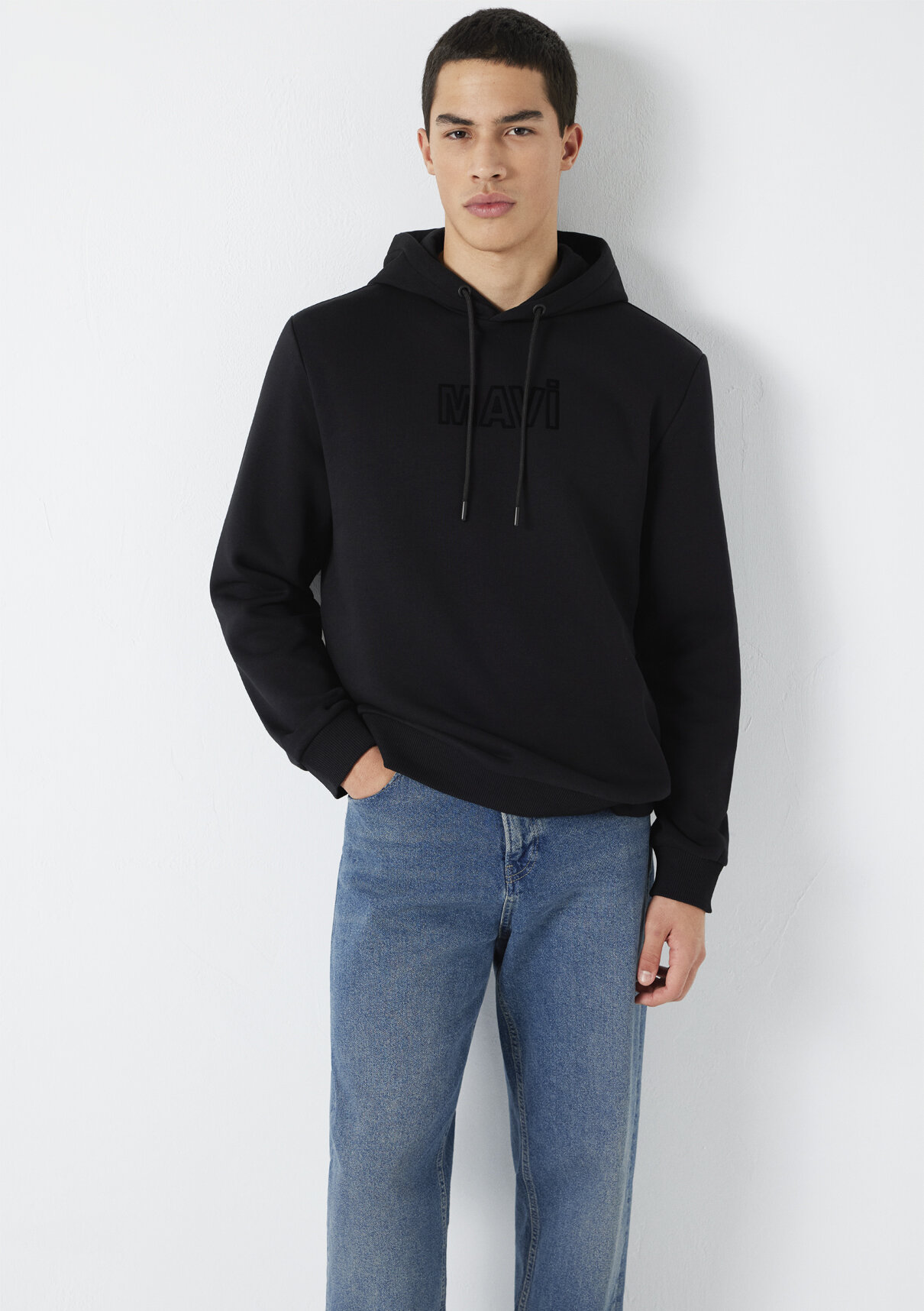 Mavi Logo Baskılı Kapüşonlu Siyah Sweatshirt görsel 2