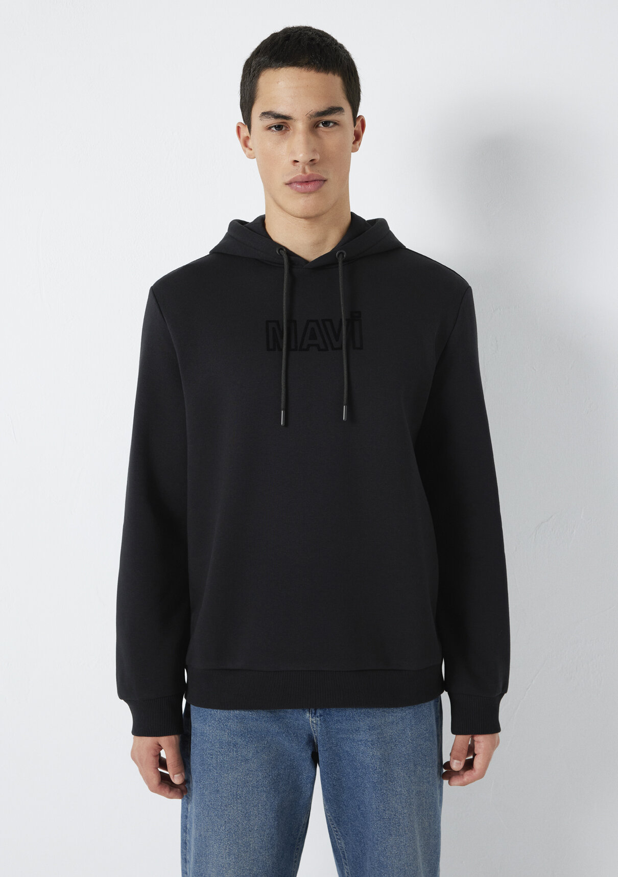 Mavi Logo Baskılı Kapüşonlu Siyah Sweatshirt görsel 4