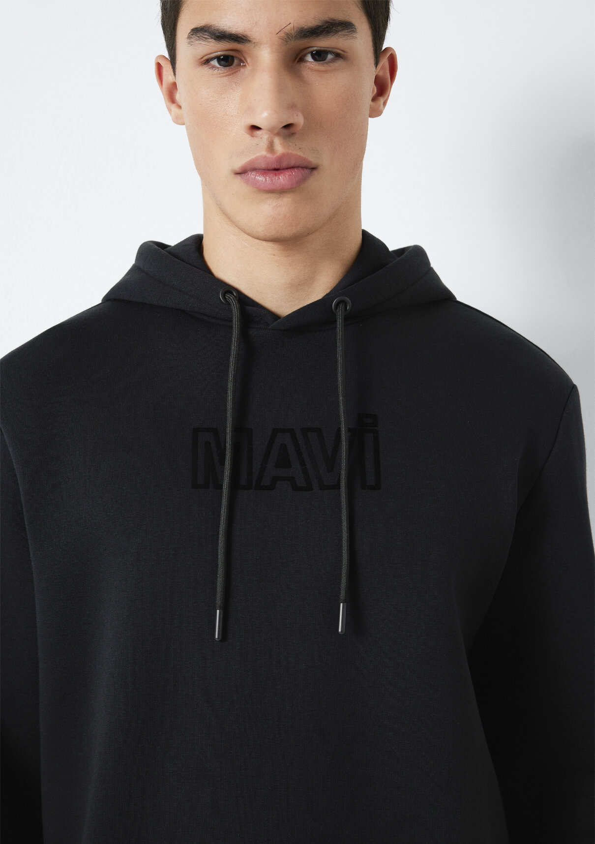 Mavi Logo Baskılı Kapüşonlu Siyah Sweatshirt görsel 7
