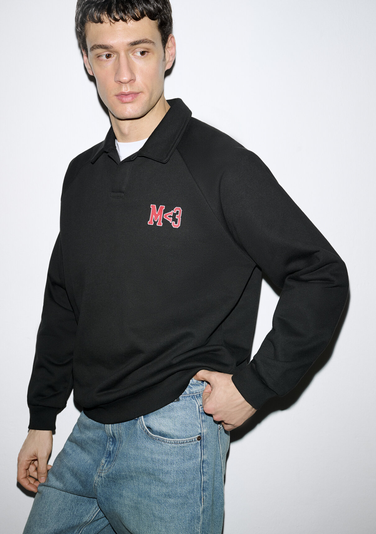 Mavi M Kalp İşlemeli Polo Yaka Siyah Sweatshirt