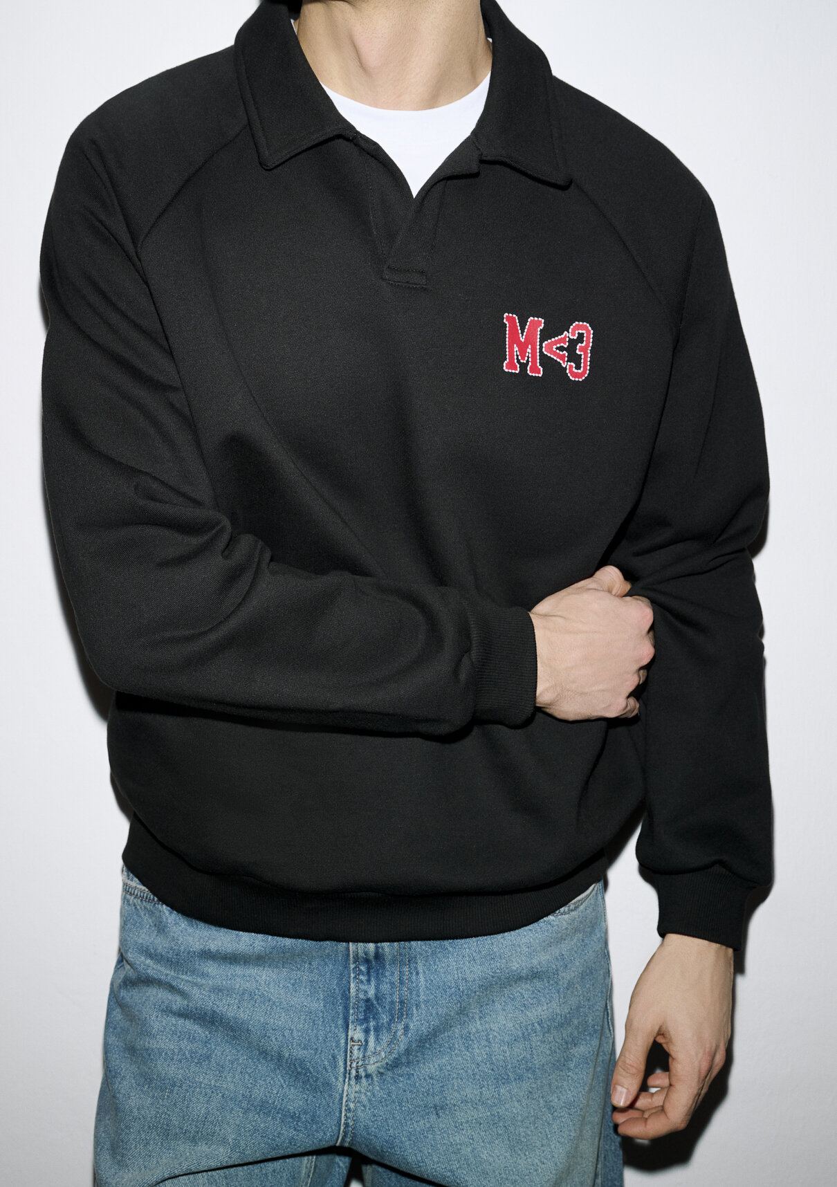 Mavi M Kalp İşlemeli Polo Yaka Siyah Sweatshirt görsel 3